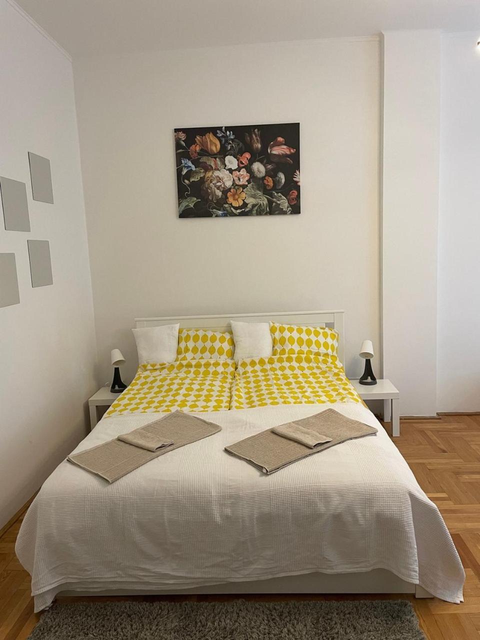 Julia Apartment *